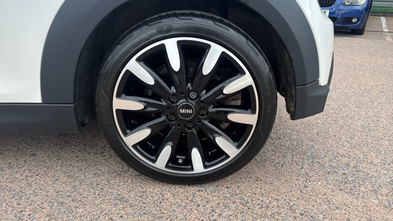 MINI Hatchback 1.5 Cooper Exclusive Premium 3dr Auto Petrol Hatchback